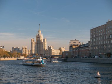 Kotelnicheskaya dolgu üzerinde Stalin dönemi kule binası gökdelen