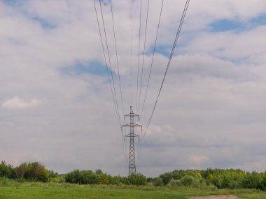 bulutlu sabah gökyüzü ve yüksek gerilim hattı