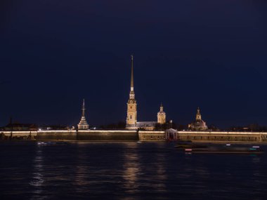 Peter ve Paul Fortress gece St Petersburg, Rusya orijinal kalesi