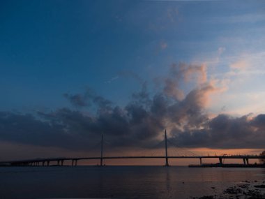 Bulutlu sabah gökyüzü Kablolar üzerinde nehir üzerinde güzel köprü yol