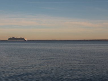 Yolcu gemisi limandan bir yolculuğa çıkıyor