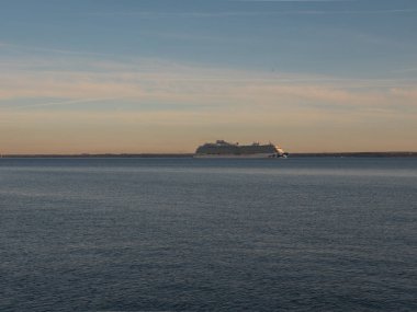 Yolcu gemisi limandan bir yolculuğa çıkıyor