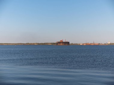 Yolcu gemisi limandan bir yolculuğa çıkıyor