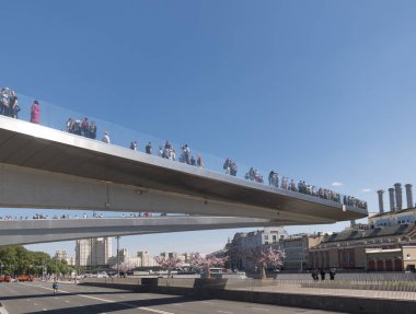Moskova - 25 Haziran 2018: Moskva Nehri üzerinde gezinen köprünün Zaryadye Park Amazing görünümü