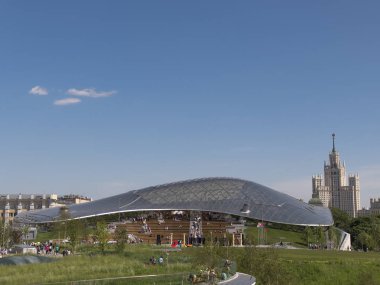 Moskova, Rusya - 09 Ağustos 2017: Zaryadye Park şehir parkı Moskova'da Kızıl Meydan yakınında yer almaktadır, Rusya