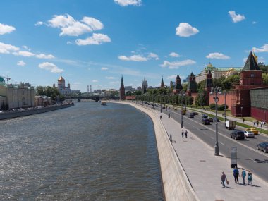 Güneşli yaz günü moskova nehir defne kremlin panorama .