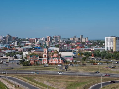 Şehir ve kilisenin Barnaul manzarası, Altay, Rusya