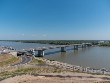Barnaul Rusya girişinde arabalı köprü
