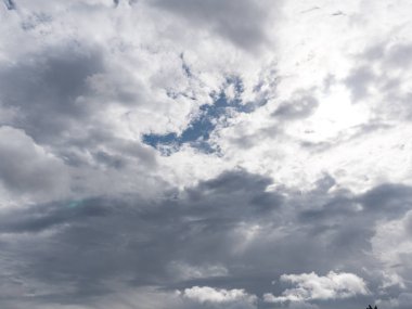 Mavi gökyüzünde güzel beyaz bulutlar