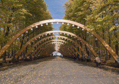 Sokolniki Parkı, güneşli sonbahar günü ahşap kemer