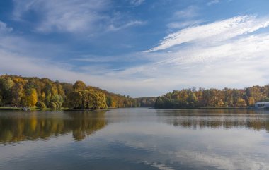 Su yansıması doğal manzara ile Sonbahar yaprakları