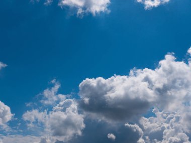 Gökyüzünde çeşitli bulutlar oluşur.