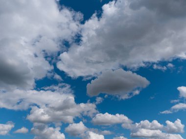 Gökyüzünde çeşitli bulutlar oluşur.