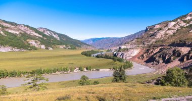 Dalgalar, sprey ve köpük, Altai dağlarında Katun nehri. Sibirya, Rusya