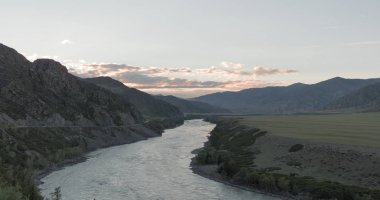 Dalgalar, sprey ve köpük, Altai dağlarında Katun nehri. Sibirya, Rusya