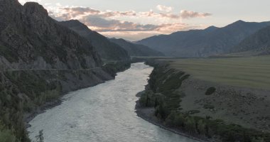 Dalgalar, sprey ve köpük, Altai dağlarında Katun nehri. Sibirya, Rusya