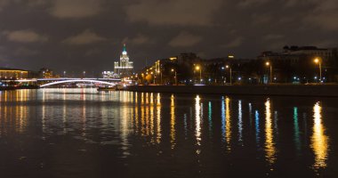 Güneşli yaz günü Moskova Nehri Körfezi Kremlin gecesi