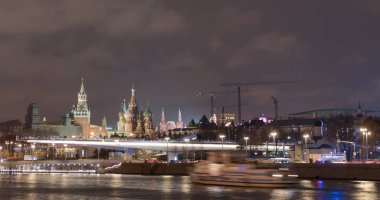 Güneşli yaz günü Moskova Nehri Körfezi Kremlin gecesi