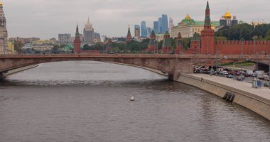 Güneşli yaz günü Moskova Nehri Körfezi Kremlin.