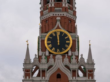 Moskova Kremlin Ana Saati Spasskaya Kulesi'nde Kuranti adlı 12 saat . Kızıl Meydan
