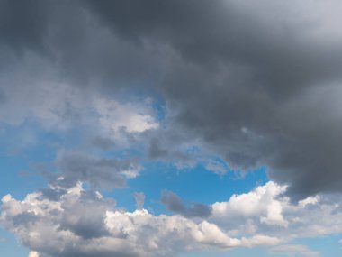 Gökyüzünde çeşitli bulutlar oluşur.