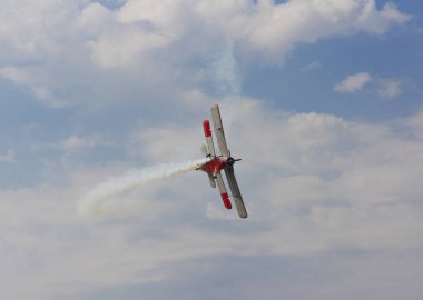 Uçak AN-2 gökyüzüne doğru dönüyor.