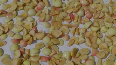 Baharın kenarında dilimlenmiş, güneşte kurutulmuş