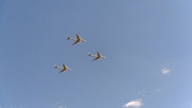 Bombardıman uçakları Tupolev Tu-95 mavi gökyüzünde sinek