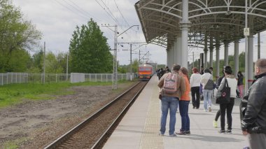 Moskova - 4 Haziran: 4 Haziran 2017 tarihinde Moskova'da banliyö elektrikli tren hareketi, Rusya. Ultrahd hisse senedi görüntüleri