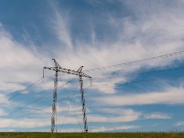 bulutlu sabah gökyüzü ve yüksek gerilim hattı