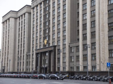 Devlet Duma cephesi, Rusya Federasyonu Parlamento binası, Moskova 'nın merkezinde bir dönüm noktası.