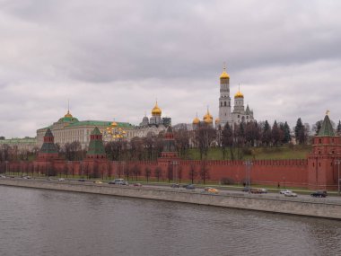 Güneşli yaz günü Moskova Nehri Körfezi Kremlin
