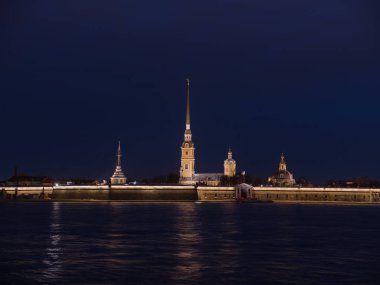 Peter ve Paul Fortress gece St Petersburg, Rusya orijinal kalesi