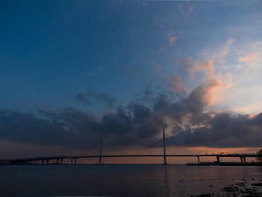 Kablolar üzerinde nehir üzerinde güzel köprü yol