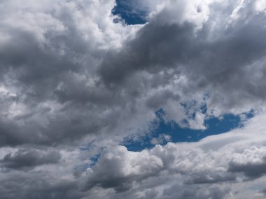Gökyüzünde çeşitli bulutlar oluşur.