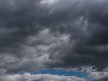 Gökyüzünde çeşitli bulutlar oluşur.