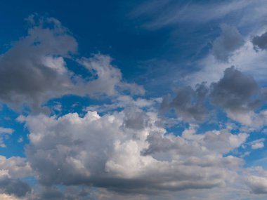 Gökyüzünde çeşitli bulutlar oluşur.