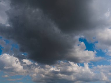 Gökyüzünde çeşitli bulutlar oluşur.