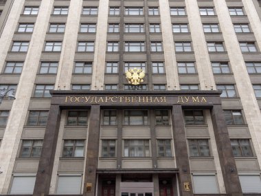 Devlet Duma cephesi, Rusya Federasyonu Parlamento binası, Moskova 'nın merkezinde bir dönüm noktası.
