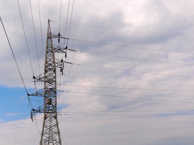 bulutlu sabah gökyüzü ve yüksek gerilim hattı