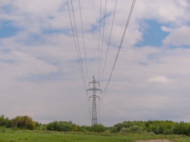 bulutlu sabah gökyüzü ve yüksek gerilim hattı
