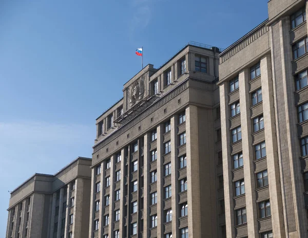 Fachada de la Duma Estatal, edificio del Parlamento de la Federación Rusa, hito en el centro de Moscú — Foto de Stock