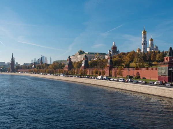 Sunny nyári nap Moszkva folyó öböl Kreml panoráma . — Stock Fotó