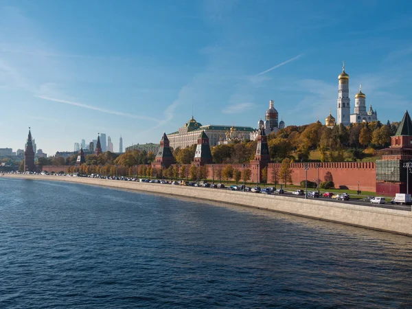 Солнечный летний день москва речная бухта Кремлин панорама  . — стоковое фото