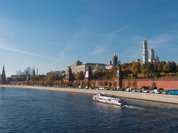 Zonnige zomerdag Moskou rivier baai Kremlin Panorama . — Stockfoto