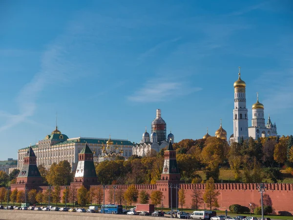 Soleado verano día moscow río bahía kremlin panorama  . — Foto de Stock