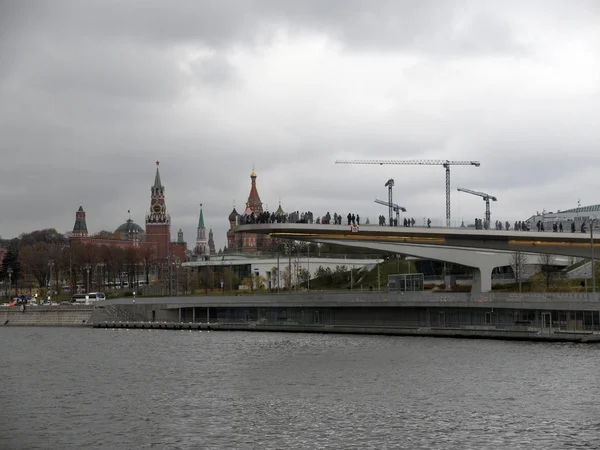 Moscou - 25 juin 2018 : Parc Zaryadye Vue imprenable sur le pont flottant au-dessus de la rivière Moskva — Photo