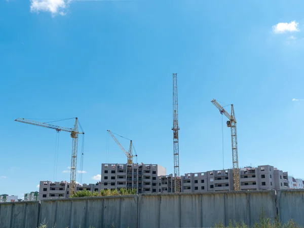 Construction site with many cranes against the sky — Stock Photo, Image
