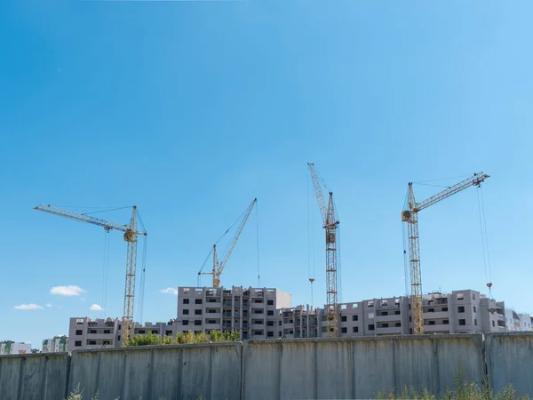 Construction site with many cranes against the sky — Stock Photo, Image