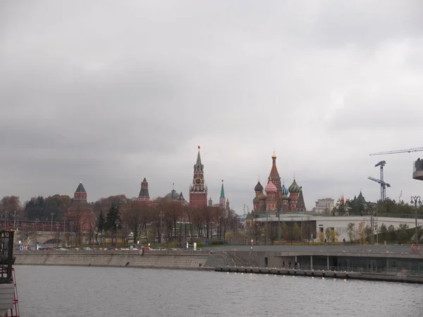 Gris y oscuro día moscow río bahía kremlin panorama  . — Foto de Stock